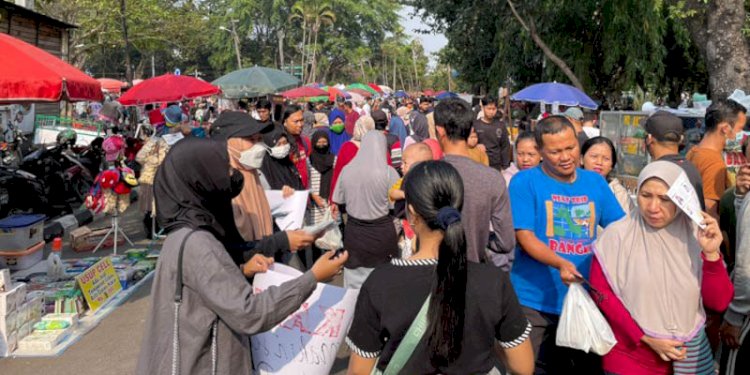 Seniman dan Budayawan Palembang membagikan masker kepada pengunjung Kambang Iwak Palembang, Minggu (24/9)/RMOLSumsel