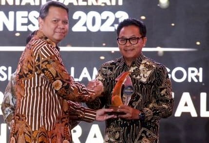 Wali Kota Malang, Drs. H. Sutiaji (kanan) saat menerima Penghargaan APDI 2023/Ist