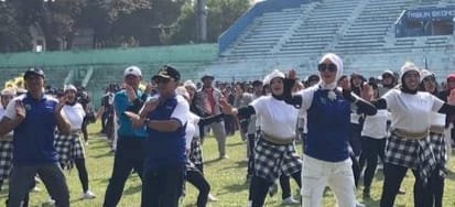 Wali Kota Malang, Drs. H. Sutiaji (tengah) saat senam bersama di Stadion Gajayana/Ist