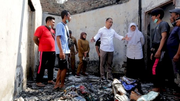 Teks foto: Wali Kota Eri saat meninjau lokasi kebakaran di Putat Jaya, Kecamatan Sawahan/RMOLJatim