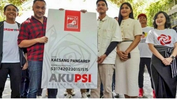 Dewan Pengurus Pusat (DPP) Partai Solidaritas Indonesia (PSI) menyerahkan Kartu Tanda Anggota (KTA) kepada Kaesang Pangarep/Ist