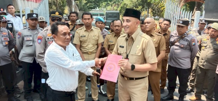 Pj Bupati Bangkalan, Arief M Edie, saat menemui para pengunjuk rasa/RMOLJatim