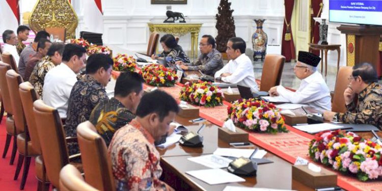 Presiden Joko Widodo memimpin rapat terbatas membahas Pulau Rempang, di istana/Ist