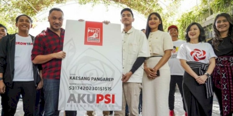 Dewan Pengurus Pusat (DPP) Partai Solidaritas Indonesia (PSI) menyerahkan Kartu Tanda Anggota (KTA) kepada Kaesang Pangarep/Ist