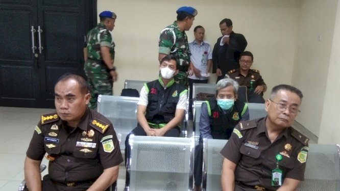 Teks foto: Dindin Kamaludin dan Ikhwan Nursyujoko saat akan menjalani sidang/RMOLJatim