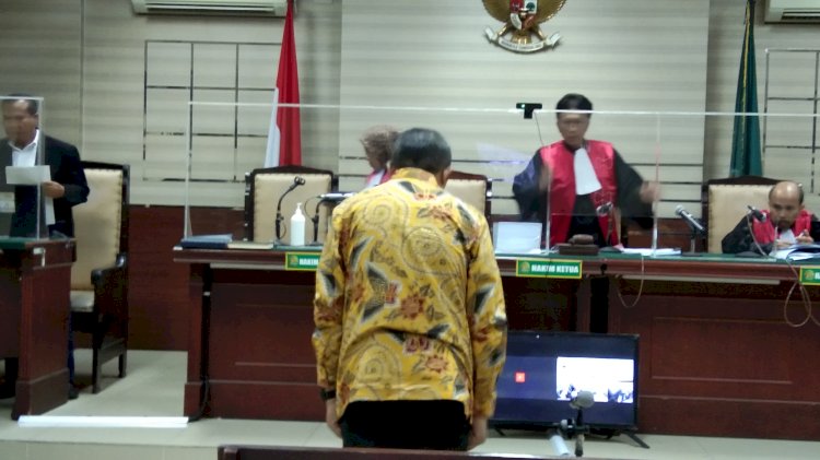 Sahat Tua Simandjuntak saat mendengarkan vonis majelis hakim/RMOLJatim