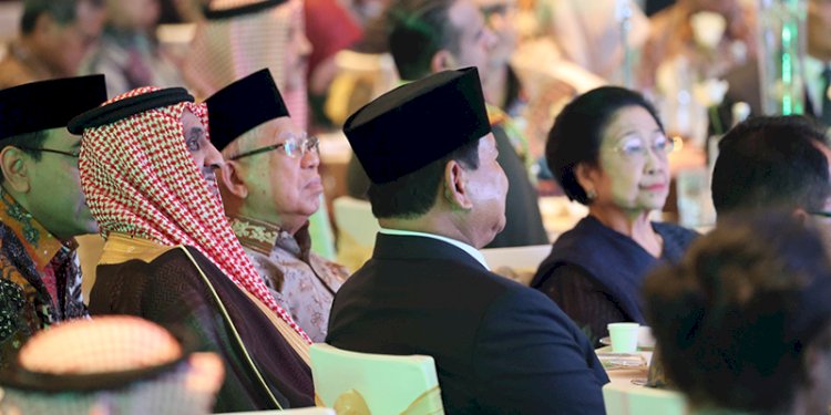 Prabowo Subianto dan Megawati Soekarnoputri duduk meja dalam acara Hari Nasional Arab Saudi ke-93 di Jakarta, pada Senin (25/9)/Ist