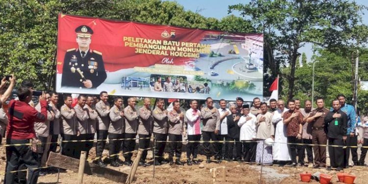 Kapolda Jateng, Irjen Ahmad Lutfi, meletakkan batu pertama proyek pembangunan monumen Jenderal Hoegeng, Kota Pekalongan, Selasa (26/9)/RMOLJateng