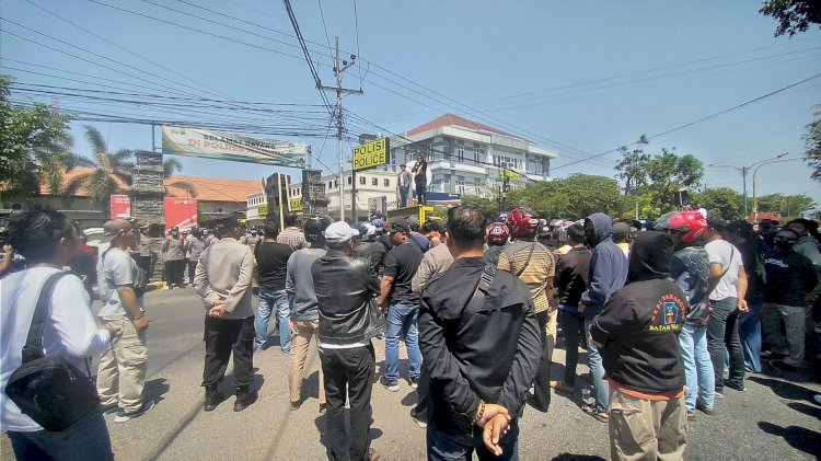 Aksi damai Forkopinda didepan Mapolres Madiun tuntut Kapolres Madiun hengkang/ist