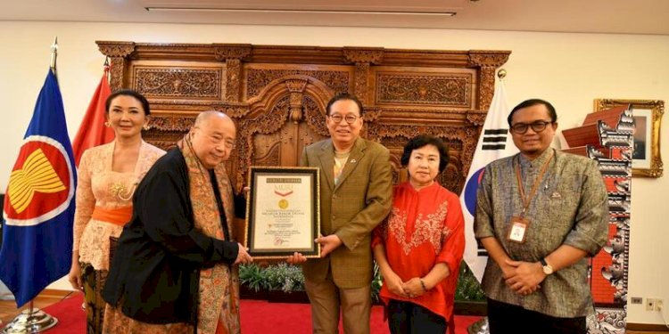 Pendiri MURI, Jaya Suprana memberikan penghargaan kepada Duta Besar RI di untuk Korea Selatan, Gandi Sulistiyanto di Wisma Duta Besar Indonesia, Seoul pada Rabu, 27 September 2023/Ist