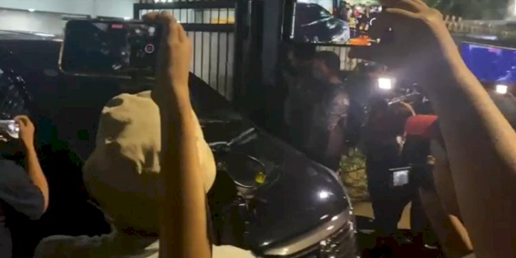 Salah satu mobil baru meninggalkan Rumah Dinas Mentan Syahrul Yasin Limpo di Jalan Widya Chandra V nomor 28, Senayan, Kebayoran Baru, Jakarta Selatan, Kamis (28/9)/RMOL