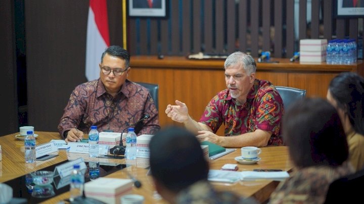 Direktur Utama  PT SIER, Didik Prasetiyono dan Kepala Bagian Politik dan Ekonomi Konjen Amerika Serikat, John McDaniel