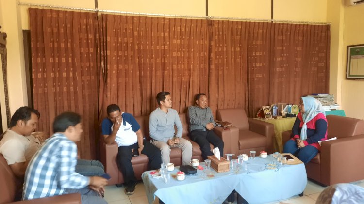 Abdurrahman Tohir yang didampingi Yodika Saputra mendatangi Kantor Disperinnaker/Ist