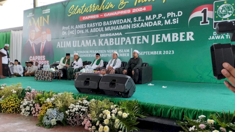 KH. Muhyiddin Abdusshomad, pengasuh Pondok Pesantren Nuris Antirogo Jember sedang berbincang dengan Anies Baswedan di panggung/RMOLJatim