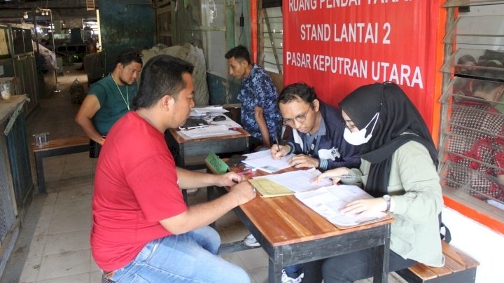Teks foto: Pedagang siap masuk di lantai Dua Pasar Keputran Utara/RMOLJatim