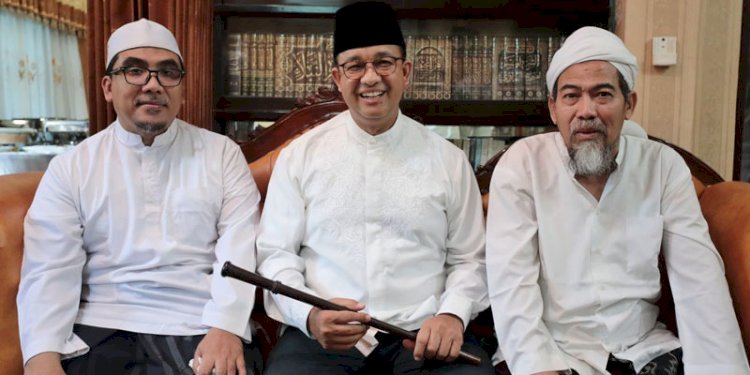 Anies Baswedan menerima tongkat komando dari KH Najih Maimun di Sarang/ist