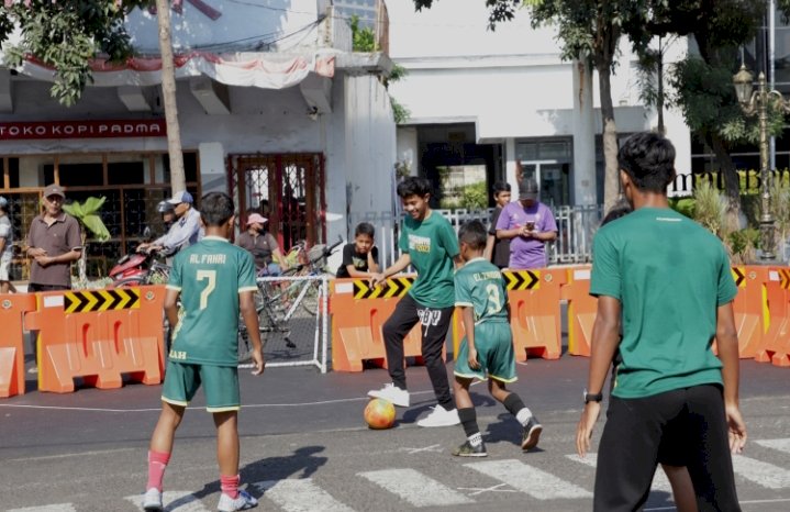 Coaching clinic dan street soccer di CFD Jalan Tunjungan/ist