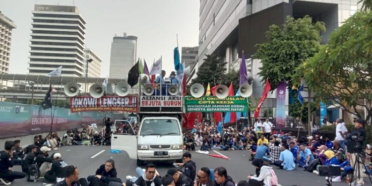 Aksi dari Aliansi Aksi Sejuta Buruh (AASB) di depan gedung MK/Net