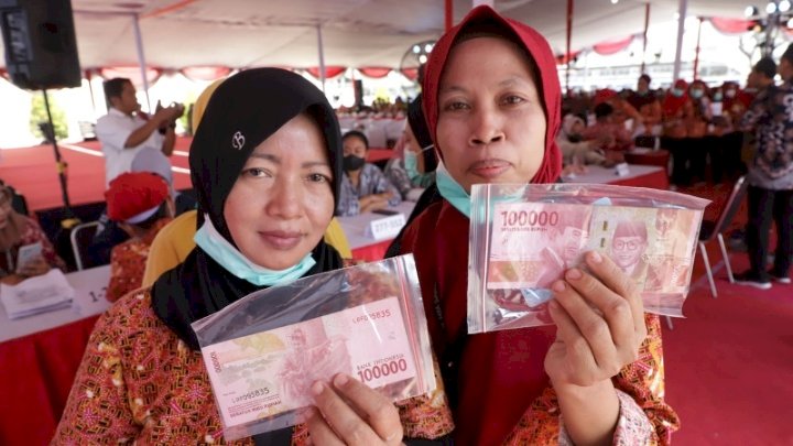 Teka foto: Pekerja IHT Surabaya menerima BLT DBHCT dari Wali Kota Surabaya Eri Cahyadi/ist