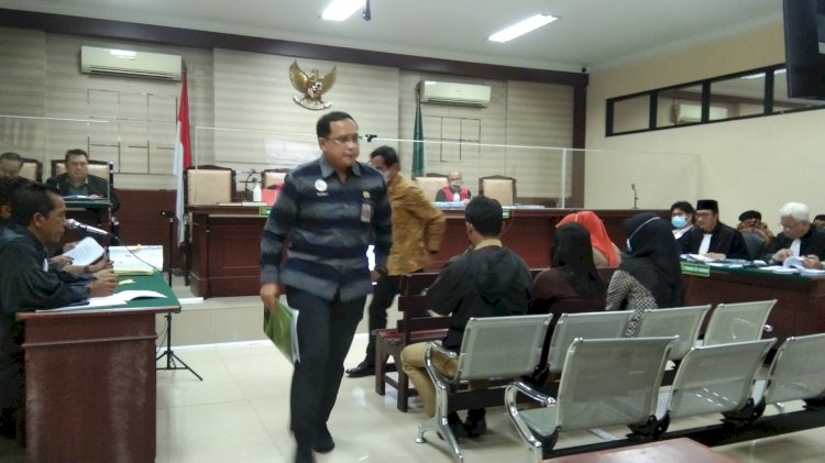  Saksi Suhartono dan saksi Ramliyanto meninggalkan ruang sidang/RMOLJatim