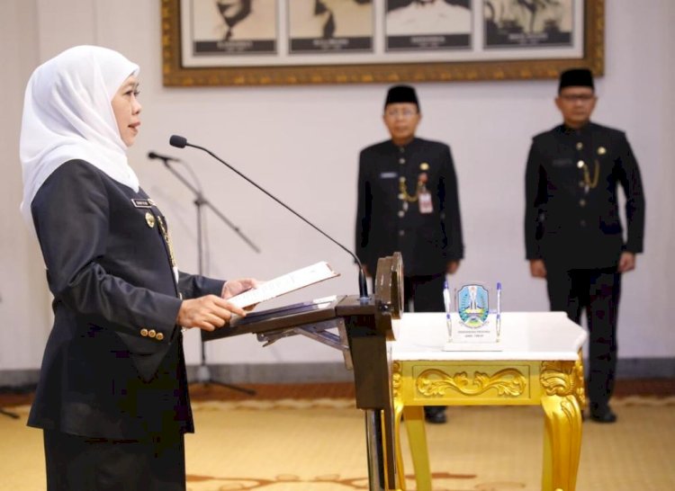 Khofifah Indar Parawansa saat melantik 184 kepala SMA/SMK dan SLB se Jatim/Ist