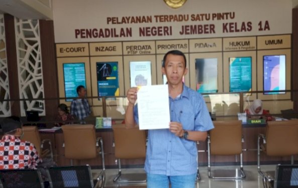 Muhammad Husni Thamrin saat mendaftarkan Gugatan Citizen Lawsuid di Pengadilan Negeri Jember/RMOLJatim