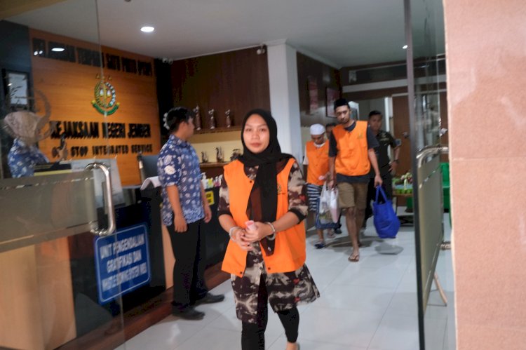 Tiga tersangka TPPO saat dilimpahkan tahap II  ke Kejari Jember/RMOLJatim