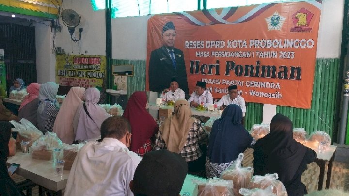 Caption : Warga Tisno Negaran bersama Heri Poniman dan tokoh masyarakat saat reses DPRD Kota Probolinggo