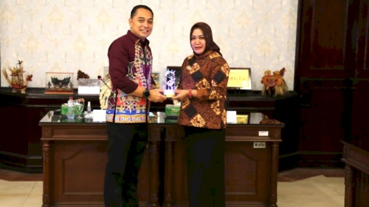 Teks foto: Wali Kota Eri dan Bupati Buru Selatan Safitri Malik Soulisa/RMOLJatim