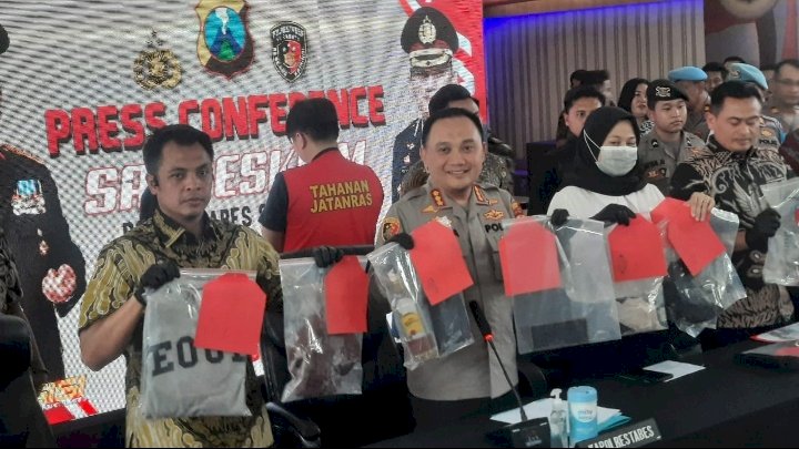 Polisi menunjukkan barang bukti