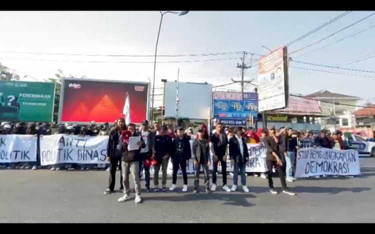 Aliansi Mahasiswa dan Masyarakat Yogyakarta saat menggelar aksi demonstrasi di pertigaan UIN Sunan Kalijaga/Ist