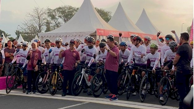 Kapolri Jenderal Listyo Sigit Prabowo, Menpan RB Azwar Anas, Bupati Ipuk sesaat sebelum memberangkatkan peserta Tour of Kemala 2023 di Banyuwangi/Humas Pemkab Bwi