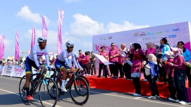 Caption: Kapolri jenderal Listyo Sigit memberangkatkan ribuan peserta Tour of Kemala 2023 di Marina Boom Banyuwangi/Humas Pemkab Bwi