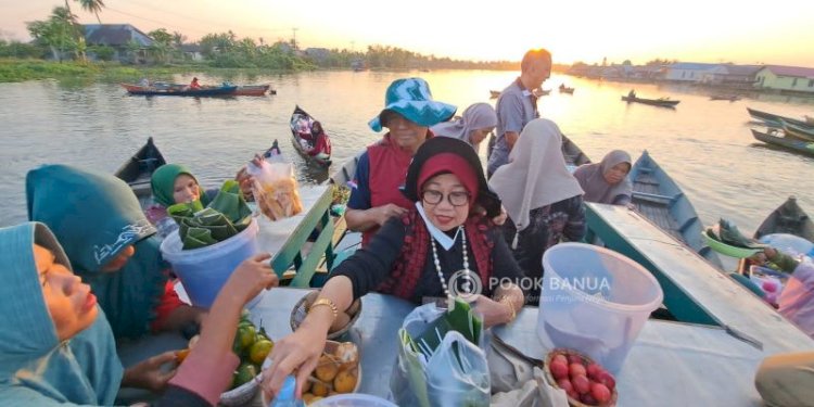 Dahlan Iskan di Pasar Apung, Banjarmasin, Kalimantan Selatan/Ist