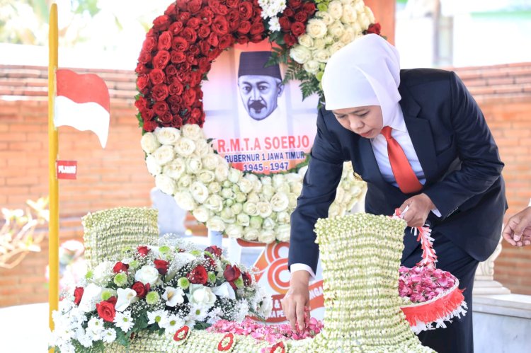 Khofifah Indar Parawansa ziarah makam Gubernur Pertama Jawa Timur, Raden Mas Tumenggung (RMT) Ario Soerjo alias Gubernur Soerjo, di Magetan/Ist