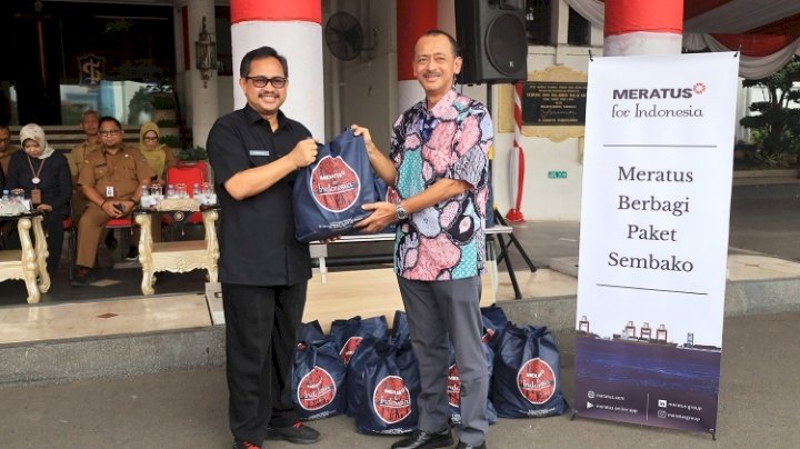 Teks foto: Ikhsan menerima bantuan sebanyak paket sembako dari Meratus/ist