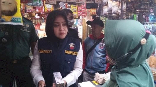 Bupati Mojokerto Ikfina Fahmawati bersama kantor Bea dan Cukai Sidoarjo sidak di pasar Pohjejer  /ist