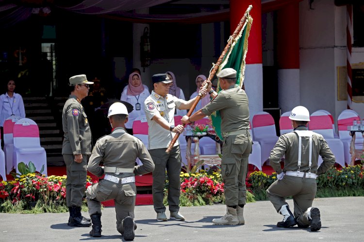 Wali Kota Eri menyambut iring-iringan kirab bendera pataka lambang Provinsi Jawa Timur Jer Basuki Mawa Beya/ist
