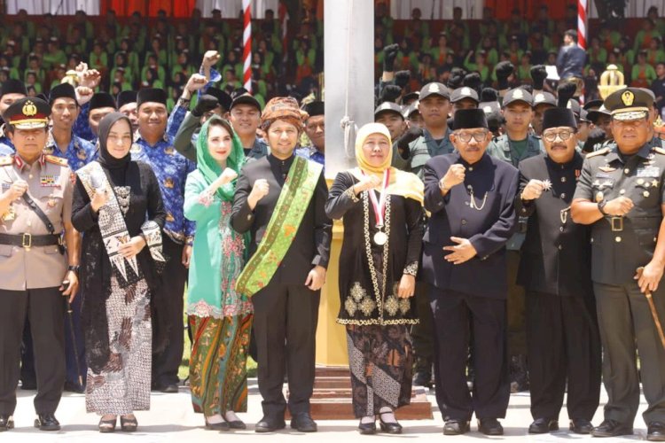 Khofifah Indar Parawansa dan Emil Dardak bersama para mantan Gubernur Jatim/Ist