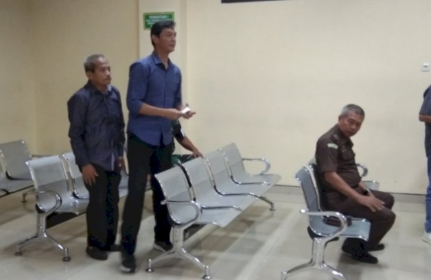 Dindin Kamaludin dan Ikhwan Nursyujoko  saat akan menjalani sidang/RMOLJatim