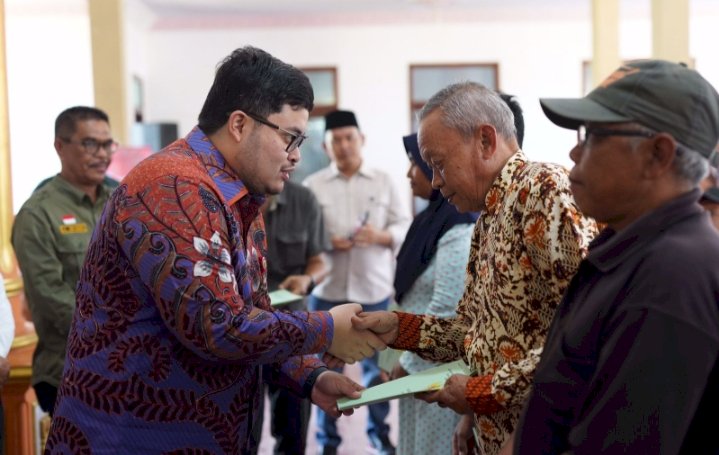 Bupati Kediri Hanindhito Himawan Pramana saat menyerahkan sertifikat tanah kepada masyarakat/RMOLJatim