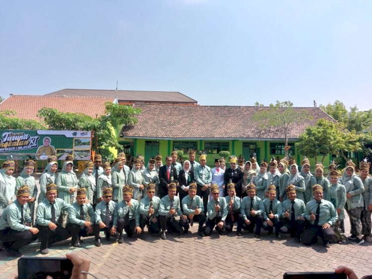 Taruna dan Taruni SMKN 1 Mejayan usai dilantik foto bersama/ist