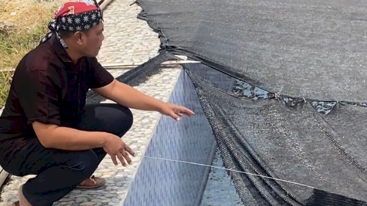 Keterangan foto : Kondisi kolam renang di dusun Watu gong, desa Sukosari kecamatan Dagangan Madiun ditutup paranet.