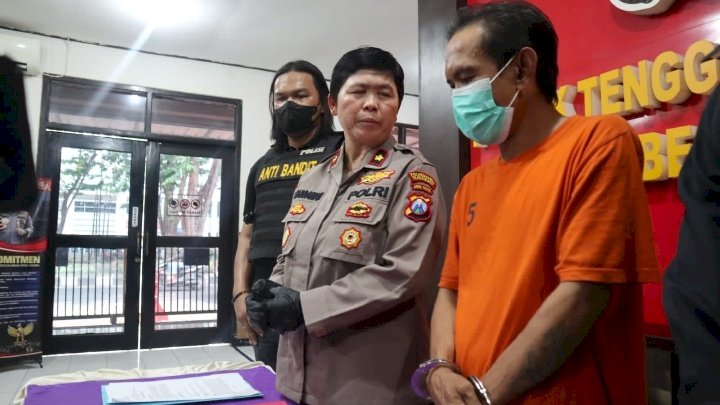 Teks: Kapolsek Tenggilis Mejoyo Kompol Masdawati Saragih menginterogasi tersangka