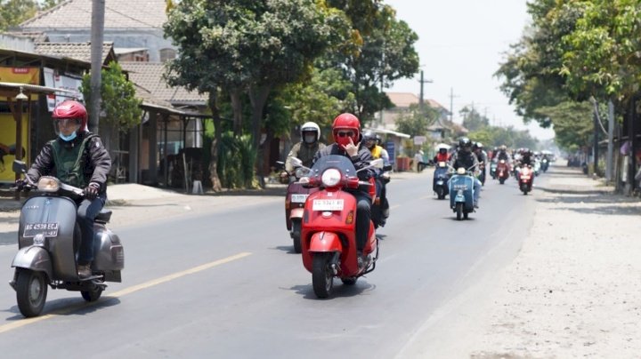 Foto : Mas dhito saat mengebdarai vespa menuju Trenggalek