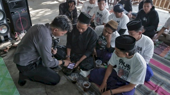 Nelayan mendapatkan pelatihan terkait media sosial 