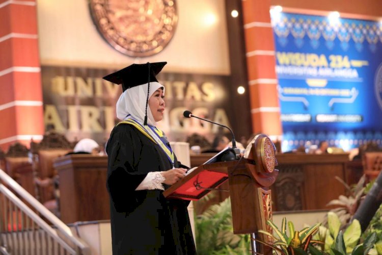 Khofifah Indar Parawansa menyampaikan orasi ilmiah saat pengukuhan gelar Doktor HC di Unair/Ist