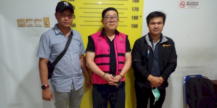 Tersangka Baru Kasus BTS 4G, Sadikin Rusli (tengah) berhasil ditangkap Kejagung di Surabaya, Sabtu (14/10)/Ist