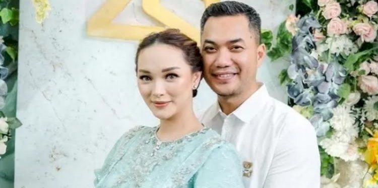  Penyanyi Zaskia Gotik bersama suaminya, Sirajudin Machmud/Ist