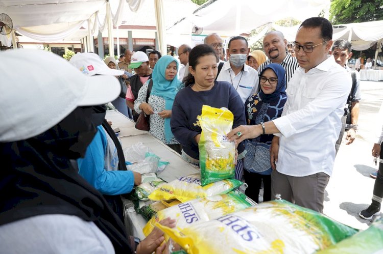 Wali Kota Eri bersama Rini Indriyani meninjau pelaksanaan Gerakan Pangan Murah serentak Nasional/ist